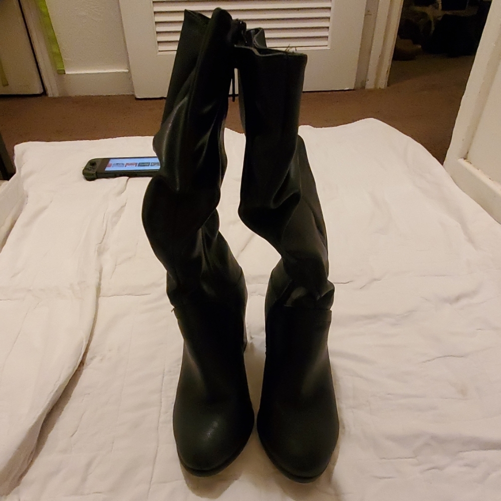 BLACK BOOTS